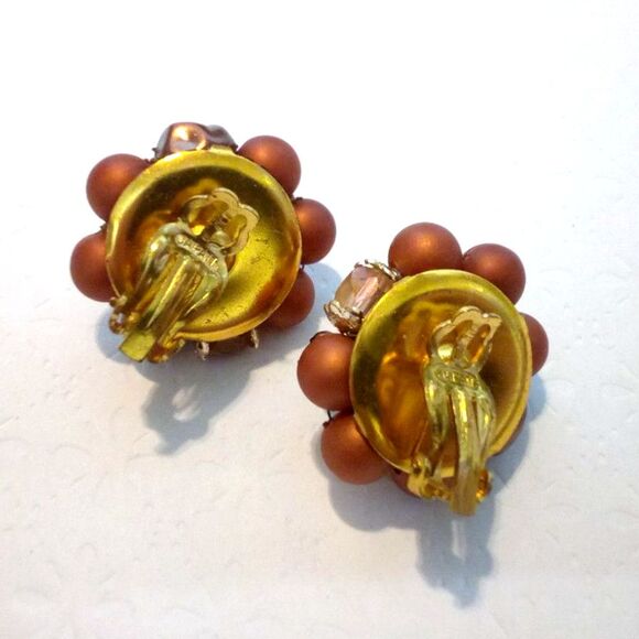 Vintage Mid Century Brown Bead Cluster Clip Earrings - Picture 3 of 3
